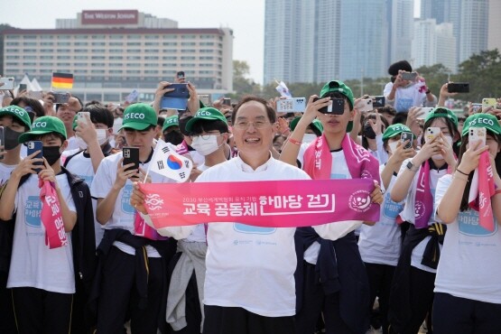 ‘교육공동체 한마당 걷기’ 행사 당시 하윤수 부산교육감의 모습. 사진=부산시교육청 제공