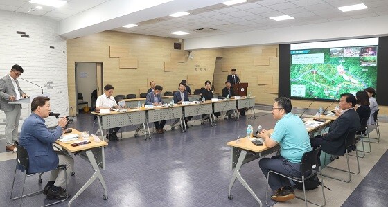 박승원 광명시장이 4일 가학산 근린공원 내 수목원 조성을 위한 실시설계용역 착수보고회를 주재하고 있다. 사진=광명시 제공