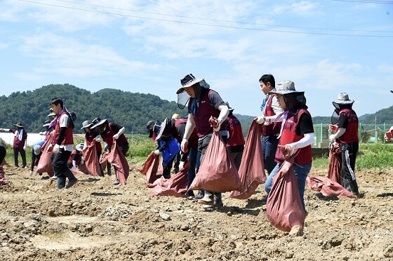 에스알이 3일 해양환경공단 대산지사와 충남 청양군 청남면 일대 농가를 찾아 수해복구활동을 펼치고 있다. 사진=에스알 제공