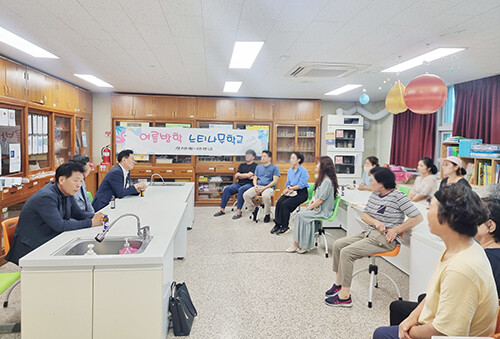 전진선 양평군수가 지난 7일 곡수2리와 곡수초를 방문하여 주민들과 학부모 의견을 청취했다. 사진=곡수2리 주민 제공