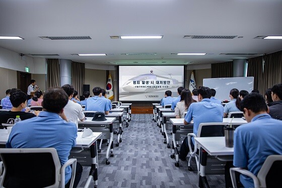 8일 공항철도 검암사옥에서 임직원이 철도안전법 위반사례 대응 교육을 받고 있다. 사진=공항철도 제공