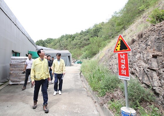 정명근 화성시장이 9일 급경사지를 방문해 사전 예찰 활동을 펼치고 있다. 사진=화성시 제공