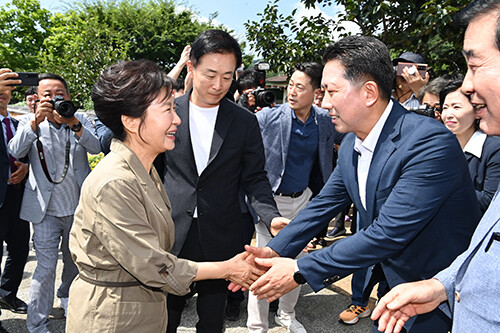 김장호 구미시장이 15일 박정희 대통령 생가를 찾은 박근혜 前대통령을 맞이하고 있다. 사진=구미시 제공