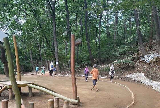 과천향교 인근 관악산 공터에 조성된 맨발 황톳길. 사진=과천시 제공