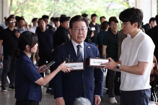 이재명 더불어민주당 대표가 백현동 특혜 개발 의혹과 서울중앙지검 앞에서 조사실로 들어가기 전 입장을 밝히는 모습. 사진=연합뉴스