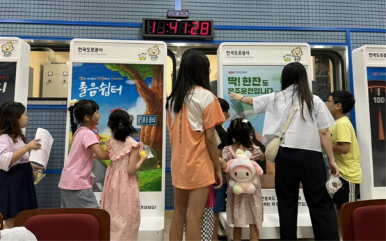 ‘찾아가는 교통안전 갤러리’ 운영 모습. 사진=한국도로공사 부산경남본부 제공