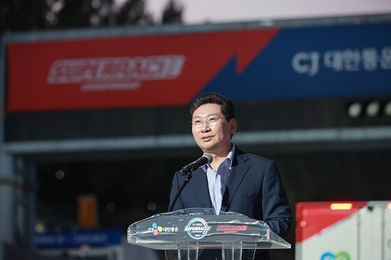 이상일 용인특례시장이 19일 용인특례시 에버랜드 스피드웨이에서 열린 2023 CJ대한통운 슈퍼레이스 챔피언십에서 개막사를 하고 있다. 사진=용인특례시 제공