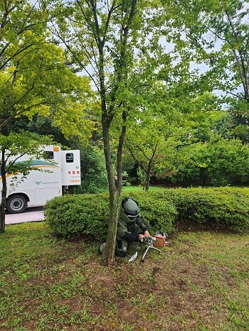 22일 오후 인천공항 북서측과 인재개발원 일대에서 진행된 '드론테러 대응훈련'에서 인천국제공항공사 폭발물처리요원이불법드론에 장착된 폭발물을 처리하고 있다. 사진=인천국제공항공사 제공