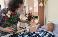 온종합병원, 암환우 대상 ‘사랑의 장미꽃’ 전달
