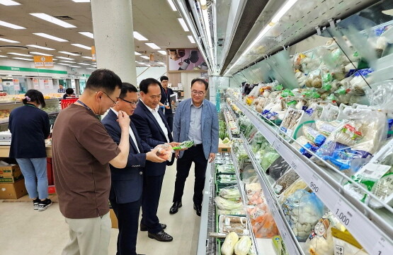 류종렬 검사국장(왼쪽 두 번째)이 통영농협 하나로마트를 찾아 식품위생 안전점검을 실시하고 있다. 사진=경남농협 제공