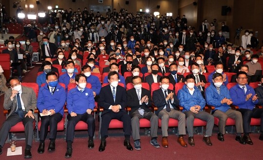 지난 2020년 4월 15일 이해찬 이낙연 더불어민주당 공동상임선대위원장을 비롯한 더불어민주당 관계자들이 서울 여의도 국회 의원회관에 마련된 21대 총선 민주당 개표상황실에서 개표방송 출구조사 결과를 바라보며 박수를 치고 있다. 사진=이종현 기자