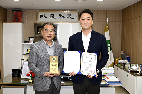 달성군이 일산 킨텍스에서 열린 '2023 대한민국 국제 관광박람회'에서 '최우수상'을 수상했다. 사진 오른쪽 최재훈 군수. 사진=달성군 제공