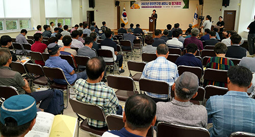 28일 성주 참외교육장에서 참외재배 농업인 200여 명을 대상해 '고품질 참외 생산을 위한 병해충관리 및 품종 선택' 세미나가 열리고 있다. 사진=경북도 제공