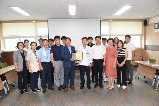 정종복 기장군수(우측 8번째)와 기장군장애인체육회 관계자가 공식 인준패를 전달받고 본격적인 활동 개시를 알렸다. 사진=기장군 제공