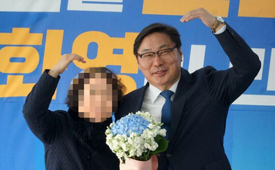 이화영 전 경기도 평화부지사 부부. 사진은 이화영 전 부지사가 경기 용인갑 국회의원선거 예비후보로 활동할 당시. 사진=이화영 경기 용인갑 예비후보 제공