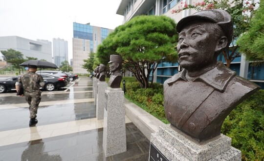 서울 용산구 국방부 청사 앞에 설치된 홍범도 장군 흉상. 8월 31일 육군사관학교 내 설치된 홍범도 장군 흉상은 철거·이전하기로 결정됐다. 사진=연합뉴스