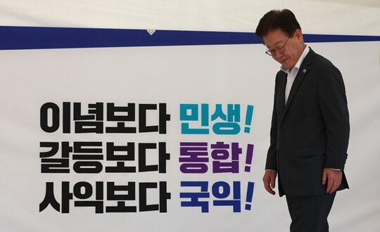 무기한 단식 투쟁에 들어간 이재명 더불어민주당 대표가 9월 1일 국회 본청 앞 단식투쟁 천막에서 열린 최고위원회의에 참석하고 있다. 사진=박은숙 기자