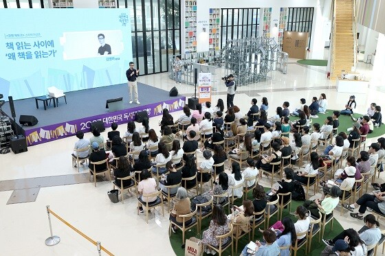 김영하 작가의 강연 모습. 사진=고양특례시 제공