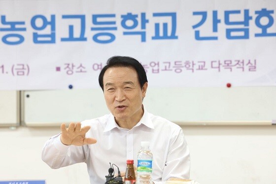 임태희 경기도교육감이 1일 여주자영농업고등학교를 방문해 간담회를 갖고 있다. 사진=경기도교육청 제공
