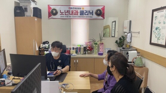 노년내과클리닉 은명 소장의 진료 장면. 사진=온종합병원 제공