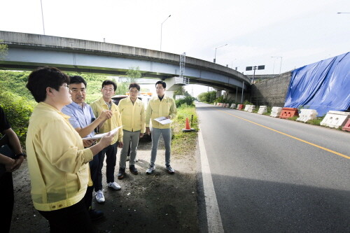 4일 김포시의회 도시환경위원회가 운양용화사 IC 옹벽 유실 현장을 점검하고 있다. 사진=김포시의회 제공