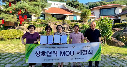 지난달 26일 영도벨벳 연수원에서 ㈜영도벨벳 류병선 대표이사(왼쪽 두번째)와 ㈜이에이치알디 배선미  대표이사(왼쪽 세번째)를 비롯한 양사 관계자들이 업무협약식을 갖고 기념촬영을 하고 있다. 사진=㈜이에이치알디 제공