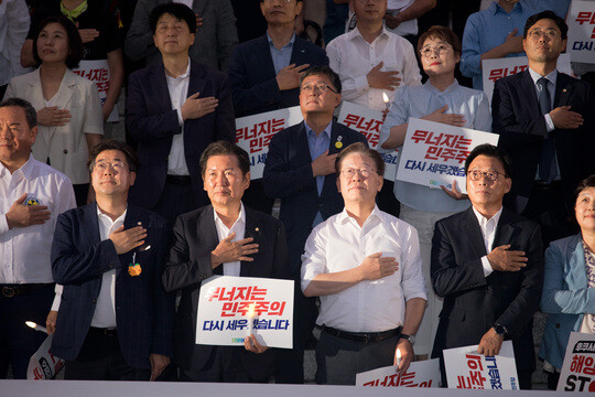 9월 4일 오후 국회 본청 앞 계단에서 열린 제2차 윤석열 정권 폭정 저지 민주주의 회복 촛불 문화제에 이재명 더불어민주당 대표가 참석해 국민의례를 하고 있다. 사진=이종현 기자