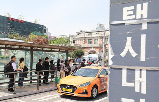 서울역 택시승차장 앞에 시민들이 줄서 택시를 기다리고 있다. 사진=박정훈 기자