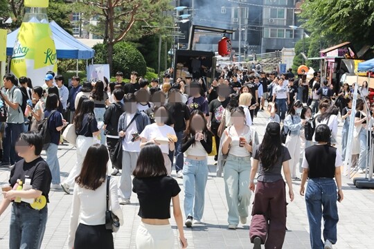 서울 시내 한 대학교에서 축제를 즐기고 있는 청년들의 모습으로 기사 특정 내용과 관련없음. 사진=박정훈 기자