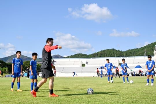 월드컵 레전드들이 포지션별로 강구초, 강구중 선수들을 대상으로 축구 교육을 진행하고 있다. 사진=영덕군 제공