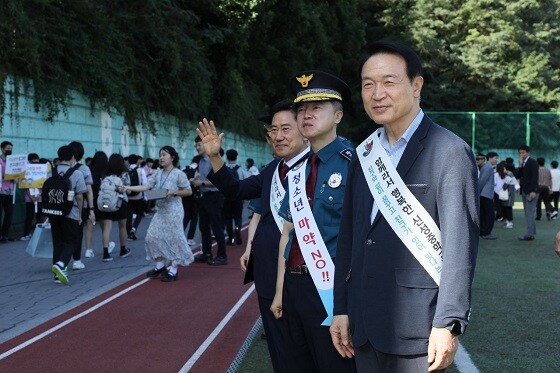 임태희 경기도교육감과 홍기현 경기남부경찰청장이 8일 '학교폭력 예방 및 청소년 마약 범죄 예방을 위한 등굣길 캠페인을 펼치고 있다. 사진=경기도교육청 제공