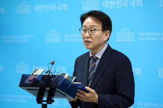 9일 이재명 더불어민주당 대표가 ‘쌍방울그룹 대북 송금 의혹’과 관련 제3자뇌물 혐의 피의자 신분으로 수원지검에 출석했다. 민주당은 “정치 검찰의 악행을 역사에 남기고 국민과 함께 반드시 그 책임을 묻겠다”고 강조했다. 권칠승 더불어민주당 수석대변인. 사진=박은숙 기자