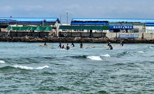 포항 영일만 흥환리 앞 바다에서 동호인들이 서핑을 즐기고 있다. 사진=나영조 기자