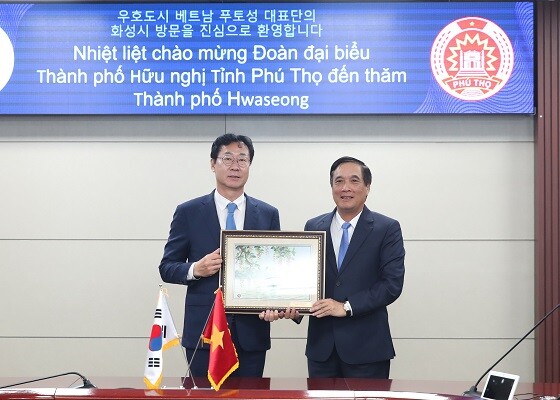 정명근 화성시장이 11일 베트남 푸토성 부이 민 짜우 당서기와 국제교류간담회를 가진 후 기념촬영하고 있다. 사진=화성시 제공