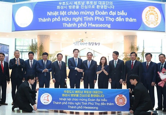 국제교류간담회 참석자들이 기념촬영하고 있다. 사진=화성시 제공