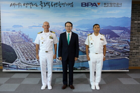 방문 기념촬영 모습. 사진=부산항만공사 제공
