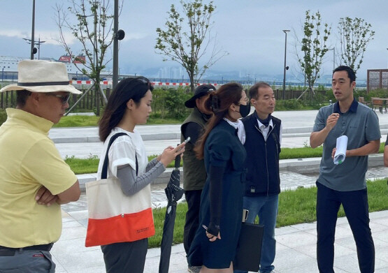 친수공원 생육환경 개선방안을 논의 중인 합동점검단. 사진=부산항만공사 제공