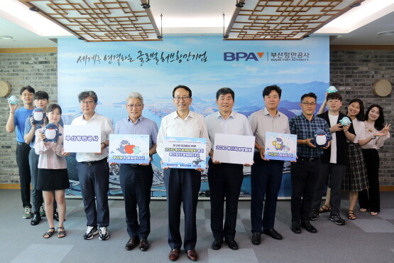 2030세계박람회 개최 기원 SNS 챌린지 기념촬영 모습. 사진=부산항만공사 제공