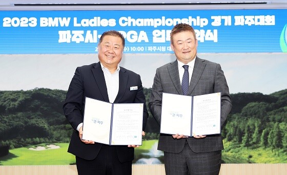 김경일 파주시장이 13일 LPGA 션 변 아시아 대표와 업무협약을 체결한 뒤 기념촬영하고 있다. 사진=파주시 제공