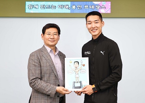 우상혁 선수가 6월 7일 2023 세계육상연맹 로마·피렌체 다이아몬드리그’ 남자 높이뛰기 결선에서 2위를 차지한 후 이상일 시장의 집무실에서 기념촬영을 하고 있다. 사진=용인특례시 제공