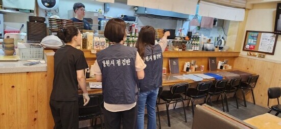 수입수산물 취급업체 원산지 점검 장면. 사진=경남도 제공
