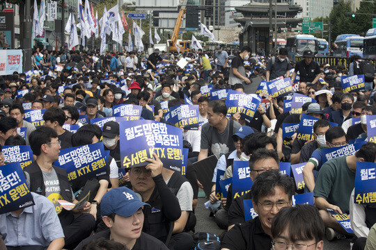 지난 9월 14일 낮 서울역 3번출구에서 철도노조원들이 집회를 갖고 총파업 출정식을 하고 있다. 사진=이종현 기자