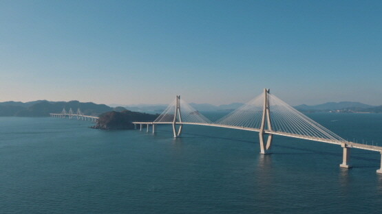 경남지역 대표적인 민자도로인 거가대교 사장교. 사진=경남도 제공