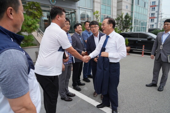 하윤수 교육감이 부산체육고를 방문한 모습. 사진=부산시교육청 제공