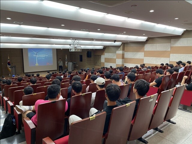 SK오션플랜트 경남 부산 지역대학 순회 채용설명회 지난 12일 경남대학교에서 진행된 설명회 장면.사진=SK오션플랜트제공.