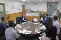 임하수 북부지방산림청장, 육동한 춘천시장과 재선충병 방제 협력 논의