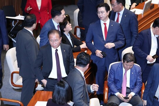 국민의힘 김기현 대표와 윤재옥 원내대표 , 의원들이 21일 국회에서 열린 본회의에서 이재명 체포동의안 가결 처리 후 대화를 나누고 있다. 사진=박은숙 기자