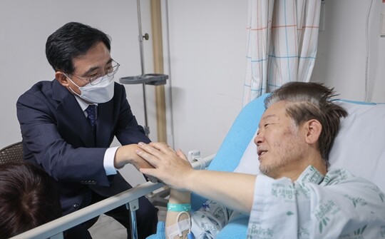 이재명 더불어민주당 대표가 22일 서울 녹색병원 병상에서 진교훈 강서구청장 후보자와 이야기를 나누고 있다. 사진=더불어민주당 제공