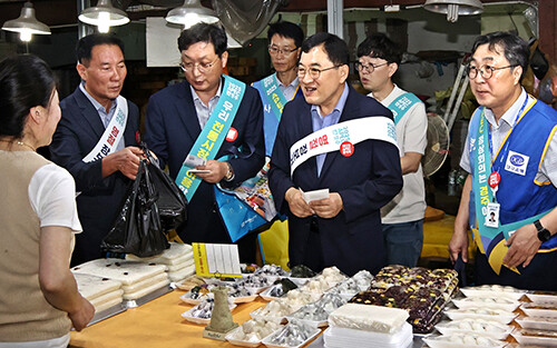 25일 주낙영 시장이 추석을 맞아 성동시장을 찾아 추석 장보기에 나서고 있다. 주 시장은 수제강정, 떡집, 감자, 대파, 양파 등을 '온누리상품권'과 지역 화폐인 '경주페이'를 번갈아 사용하며 이들 물품들을 구입했다. 이날 구입한 추석 물품들은 나눔 문화 확산을 위해 복지시설 등에 전달됐다. 사진=경주시 제공