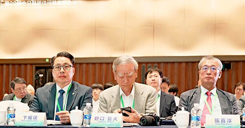 변창훈 총장(왼쪽 첫번째)이 중국 청두에서 열린 '제20회 한·중·일 거주문제 국제학술대회'에 참석하고 있다. 사진=대구한의대 제공